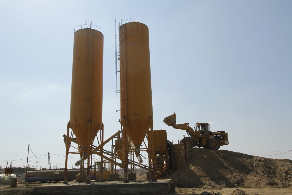 معمل صناعة الخرسانة  ( خباطة مركزية ) سعة 60م3 / ساعة .