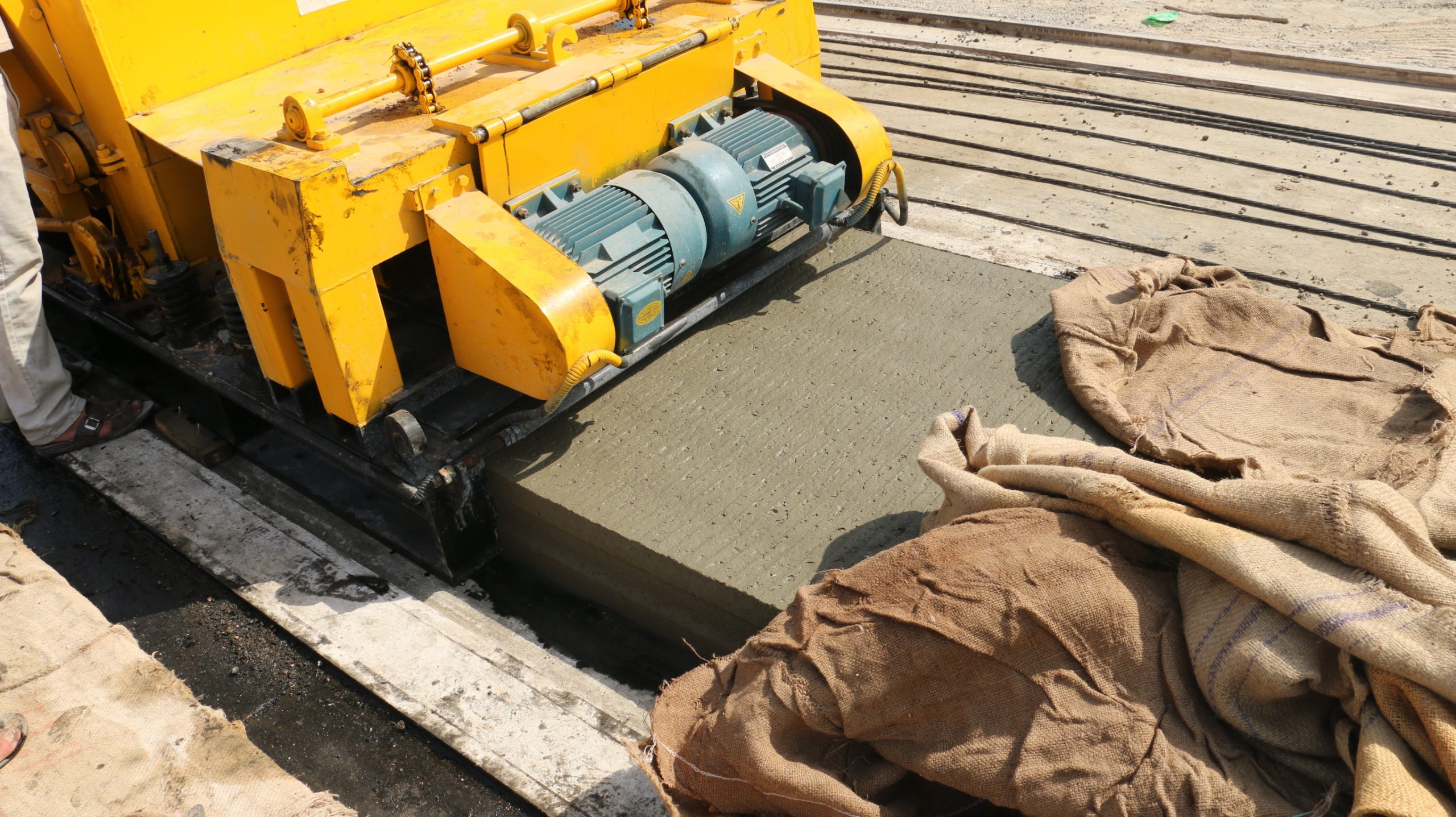 مراحل انتاج الواح الهلوكور مسبق الصب والجهد في معامل شركة الطباق